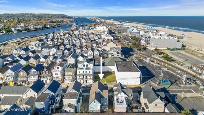 Building Photo - 6 Center St