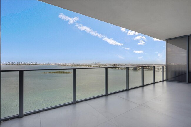 Building Photo - 700 NE 24th St