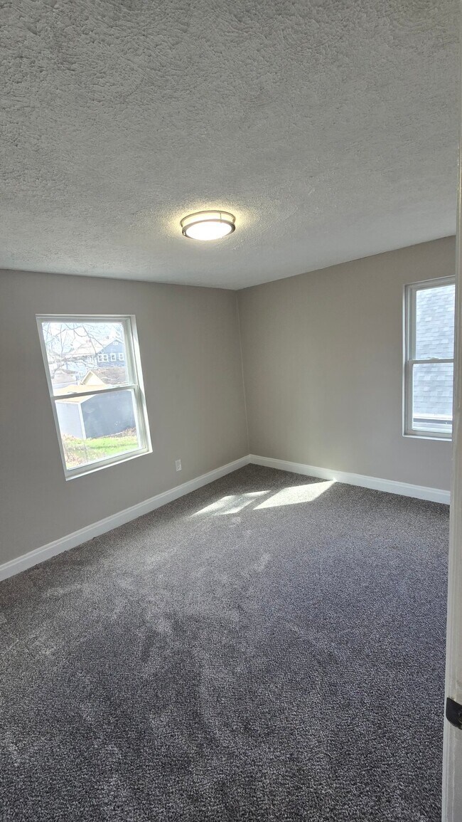 Building Photo - 1373 Oakwood Ave