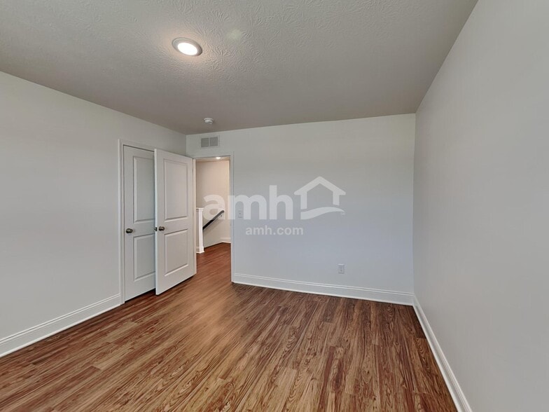 Building Photo - 1056 Castor Dr