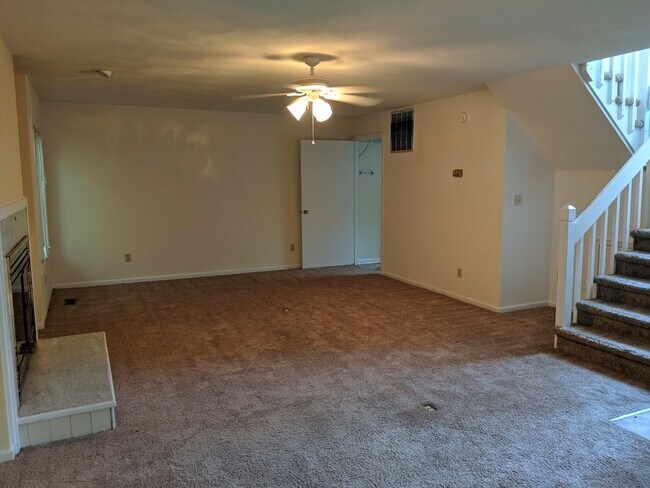 Building Photo - 3 BEDROOM 3 BATH DUPLEX NEAR MILITARY BASES
