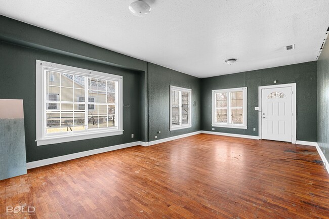 Building Photo - Check This Charming 1 Bed 1 Bath Out!