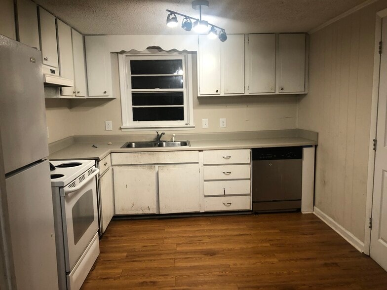 Kitchen, cabinets to be cleaned - 1001 Moreland Dr