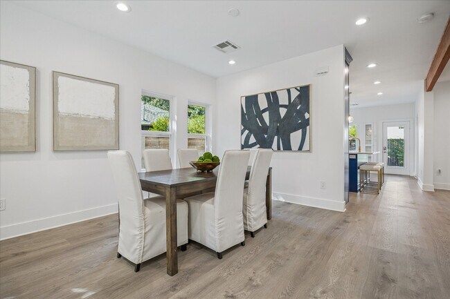 Building Photo - 515 E 9th St