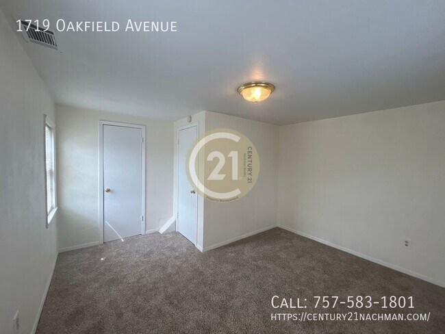 Building Photo - 1719 Oakfield Ave