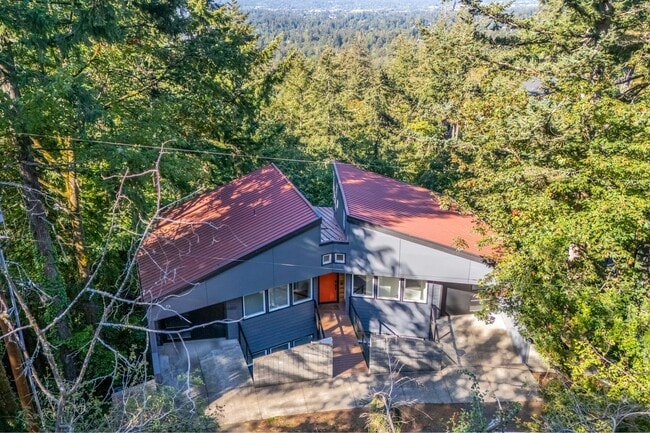 Building Photo - Sleek, spacious 3-bdrm/2.5-bath contemporary in SW Hills. Office, wine cellar, views, near Washin...