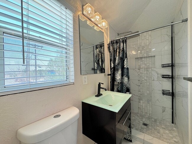 Building Photo - West El Paso/Canutillo 6bed/4bath refrig A/C Home!