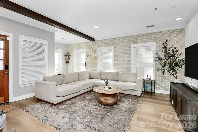 Building Photo - 105 S Summit Ave