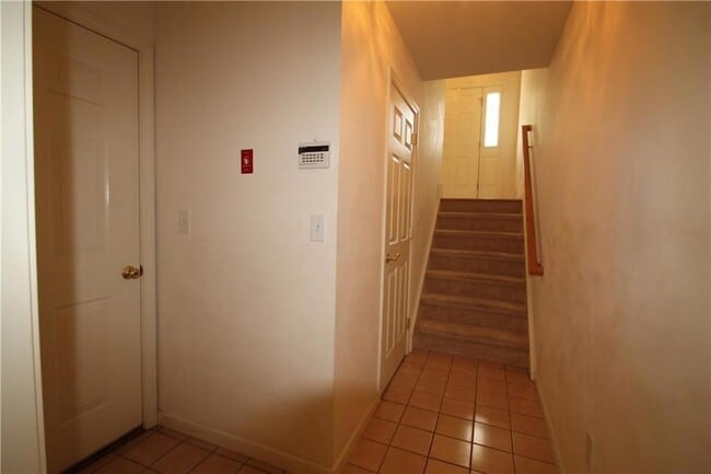 Building Photo - 1407 Larson Dr