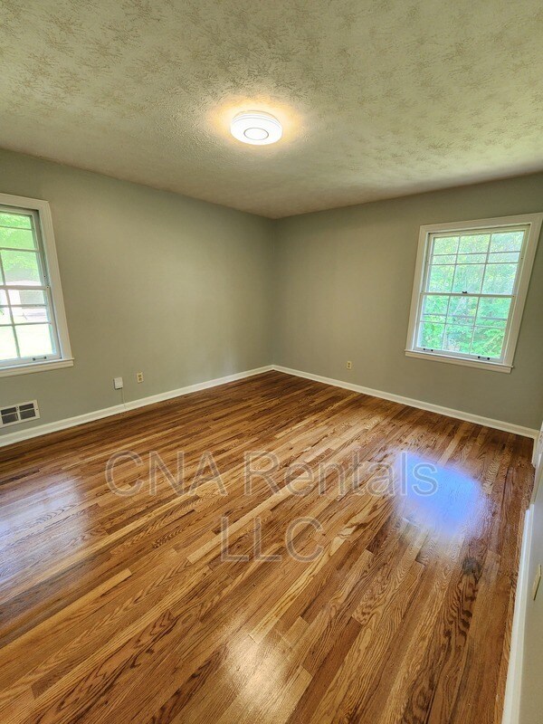 Building Photo - 626 Honeybear Ln