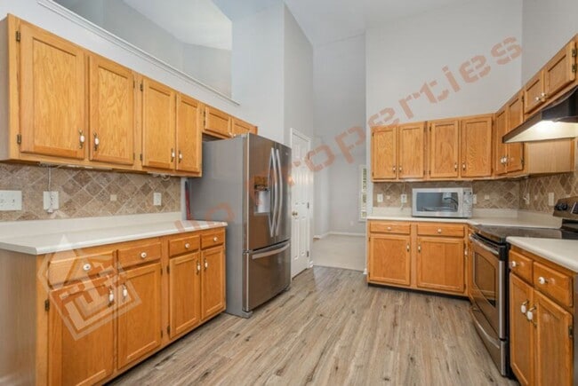 Building Photo - Lovely 4-Bedroom House w/1st FL Primary Su...