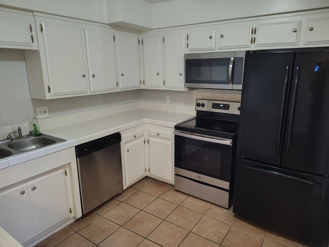 Building Photo - Spacious 3 bedroom 2 bathroom townhouse in Central Bakersfield!