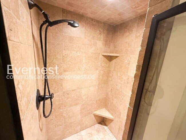 Building Photo - Comfort Meets Modern Convenience with Fireplace / 3 Beds & 2.5 Bath / Available Now