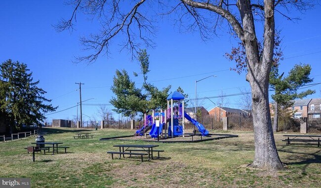 Building Photo - 7147 Donnell Pl