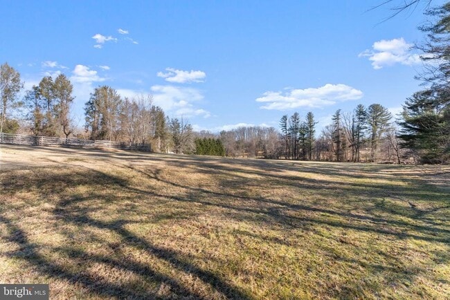 Building Photo - 901 Walker Rd