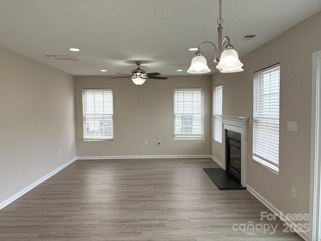 Building Photo - 2303 Highland Park Dr