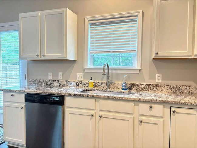 Building Photo - Available Now-Beautiful 4 BR/3BA Home