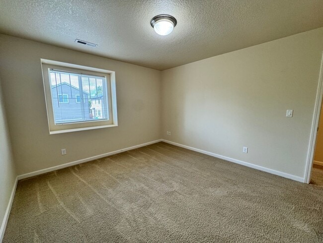 Building Photo - FOR RENT - SPACIOUS 4 BEDROOM, 2.5 BATH IN...