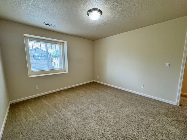 Building Photo - FOR RENT - SUPER CLEAN 4 BEDROOM, 2.5 BATH...