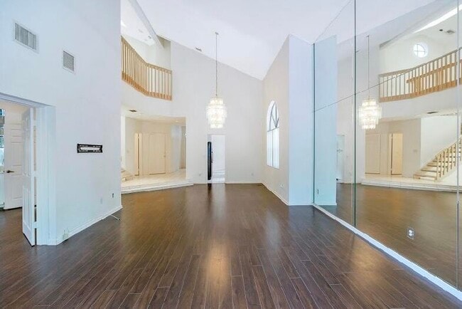 Building Photo - 23033 Via Stel
