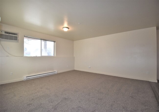 Building Photo - 2 Bed 1 Bath Garden Level Apartment! Easy Access to Downtown, Shopping and MSU!