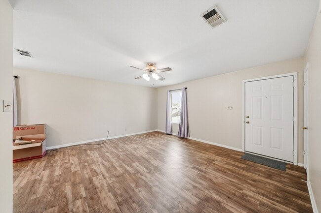 Building Photo - 1017 Lions Park Dr
