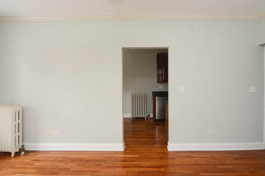 Building Photo - 722 W Addison St