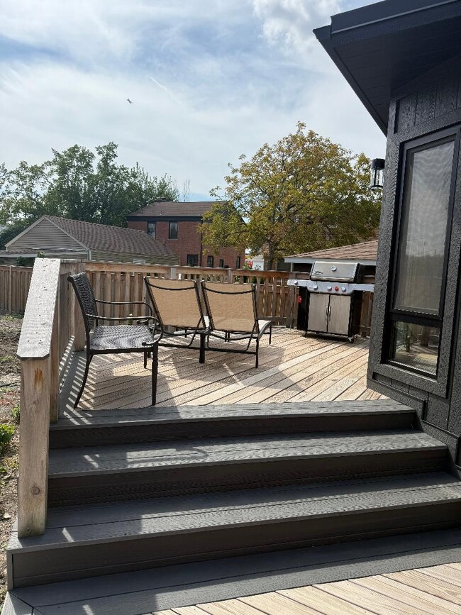 Building Photo - 819 Albion Ave