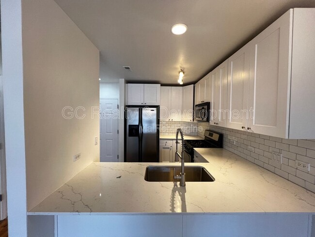 Building Photo - 657 W Fulton St
