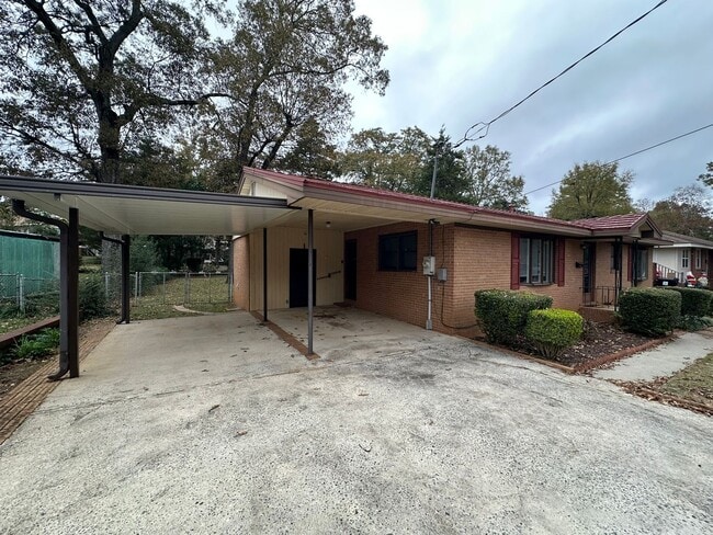 Building Photo - 223 Kingsway Dr