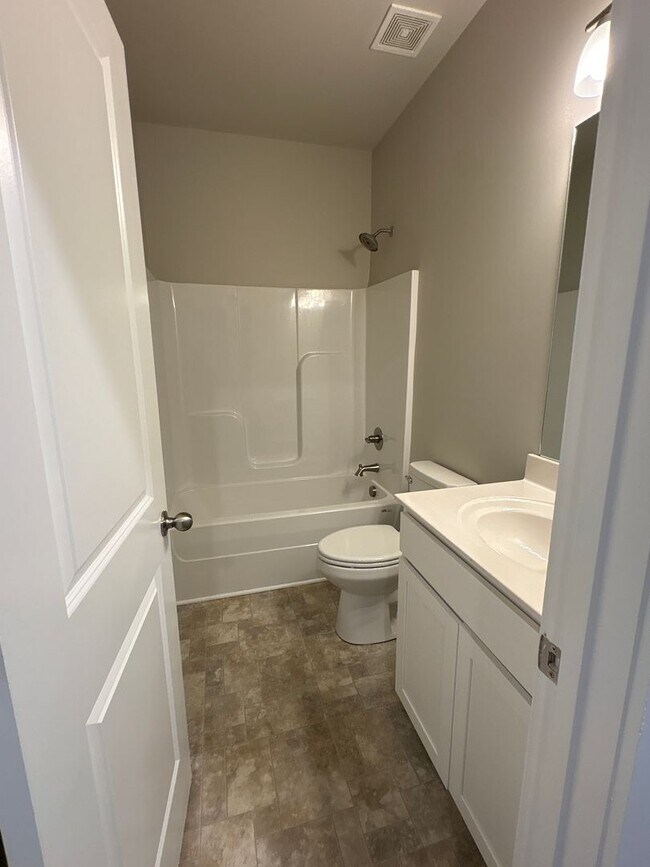 Building Photo - Beautiful 3 Bed 2 Bath Home in Shelbyville