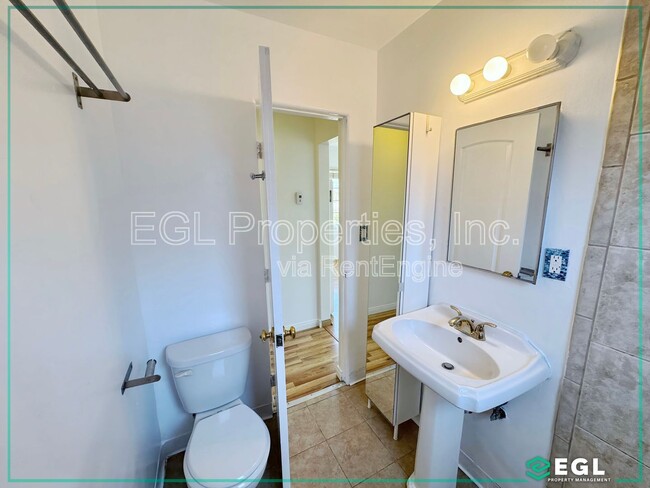 Building Photo - 837 Rose Ave