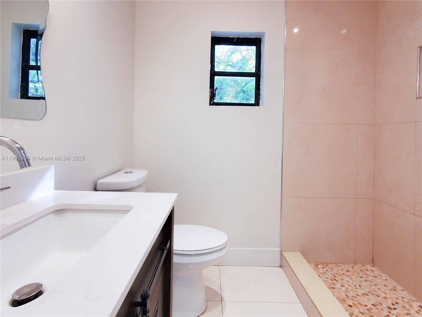 Building Photo - 1901 NW South River Dr