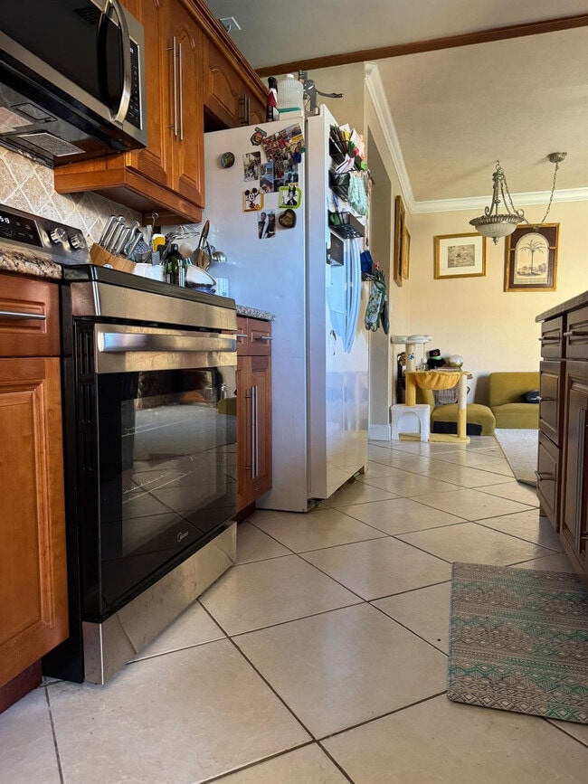 Building Photo - 3345 SW 2nd Ct