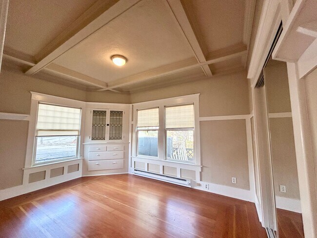 Building Photo - 2156 6th Ave W