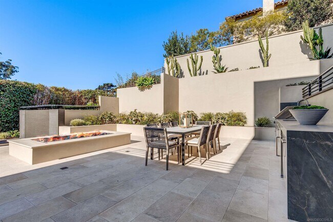 Building Photo - 8070 La Jolla Scenic Dr N