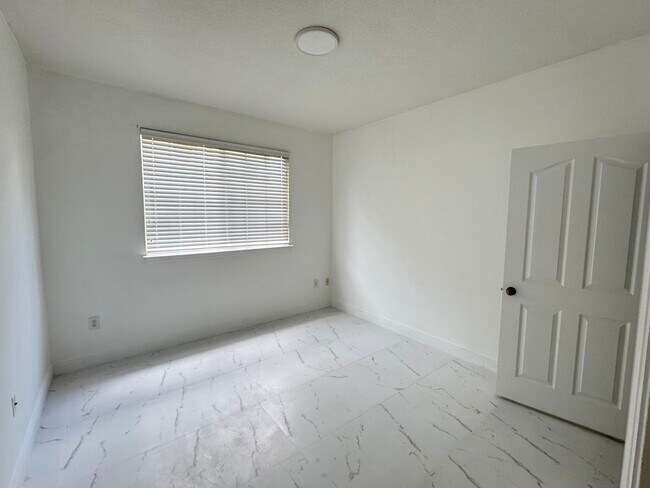 Building Photo - 9873 Baywinds Blvd