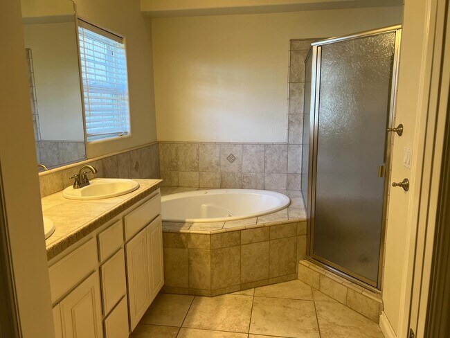 Building Photo - 1046 Lords Ct