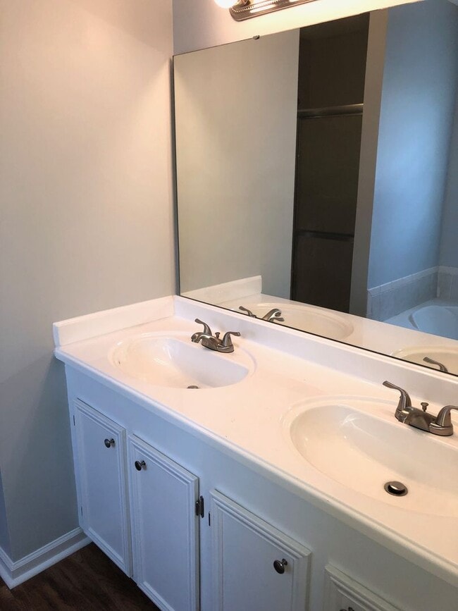 Building Photo - 3 Bedroom 2 bathroom with FROG