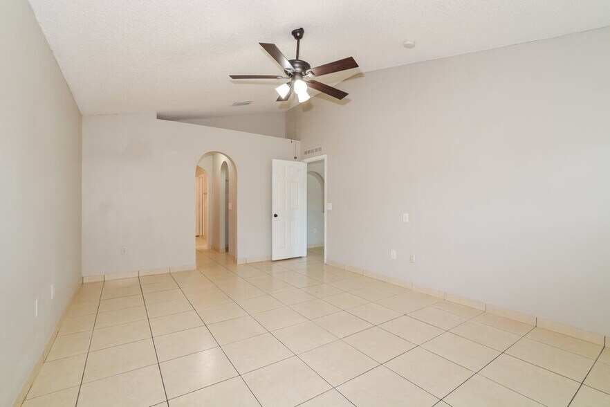 Building Photo - 742 Paris Dr