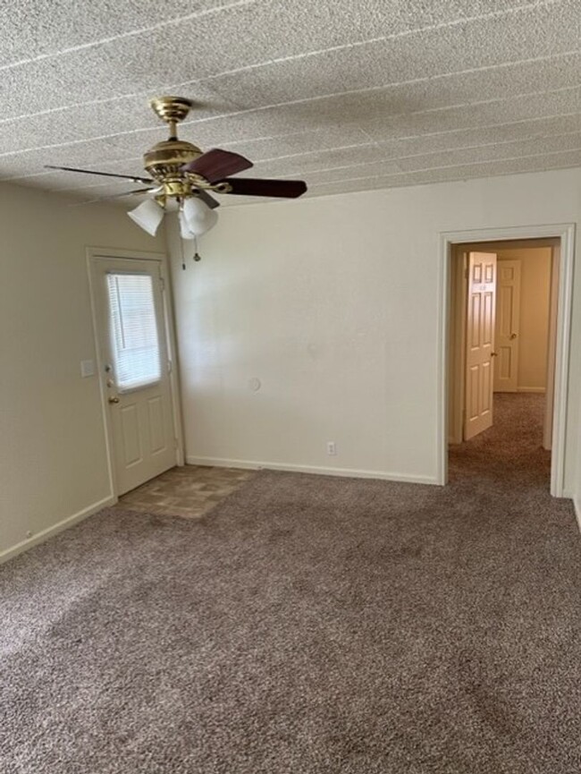 Building Photo - Charming 2 Bedroom. 1 Full Bath Home in We...