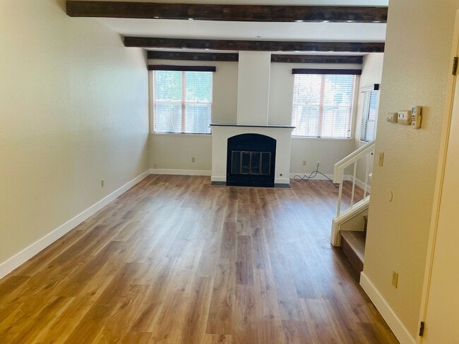 Building Photo - Wonderful 3 Bed 2.5 Bath Townhouse In Mountain View. Beautiful Vinyl Plank Flooring Installed Thr...