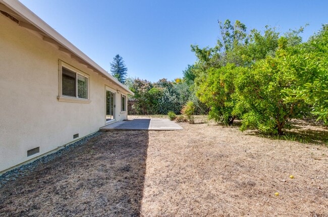 Building Photo - Spacious Home l Massive 12,525 Sq Ft Lot l...