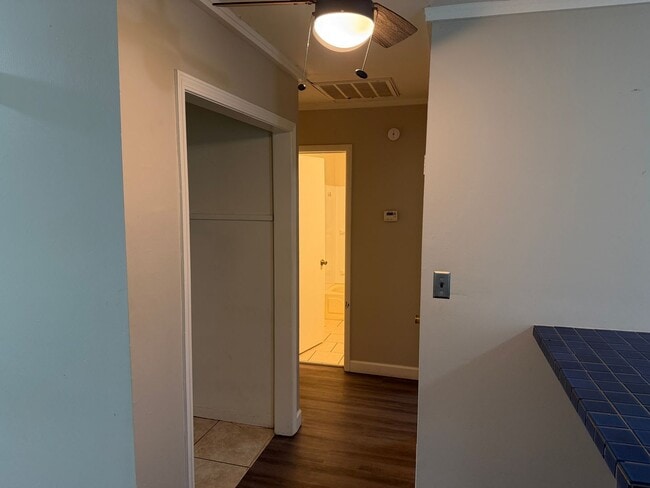 Building Photo - 2 Bed 1 Bath Duplex