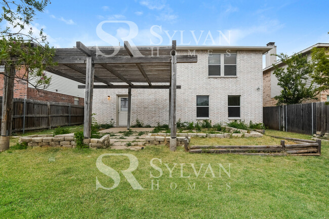 Building Photo - Large 4BR colonial with attached garage