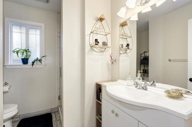 Building Photo - Beautiful Renovated 3/1 In Sacramento