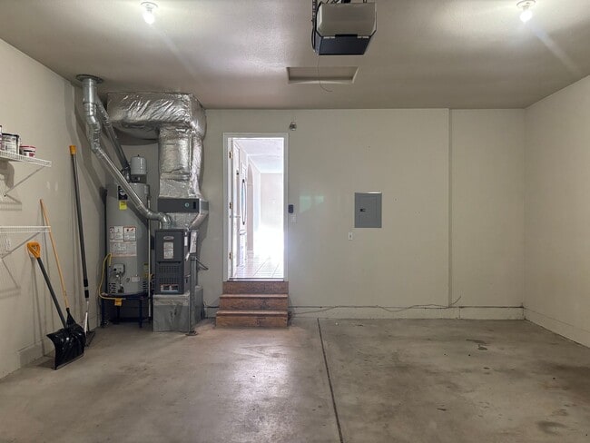 Building Photo - 3 BR/2.5 BA Townhouse