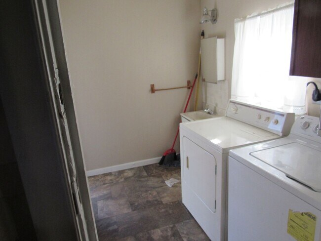 Building Photo - Downtown Bungalow w/Garage