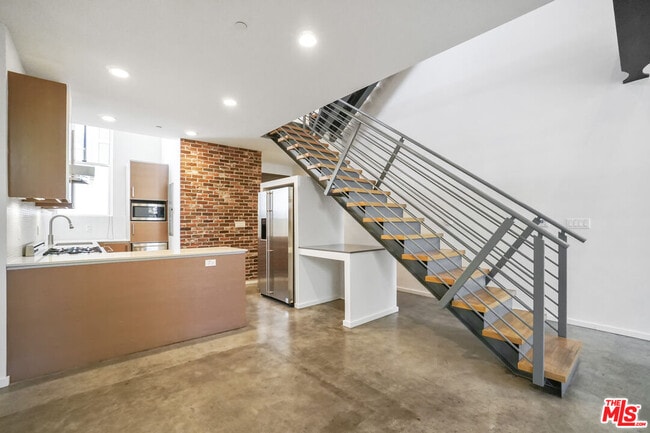 Building Photo - 1220 N Orange Grove Ave