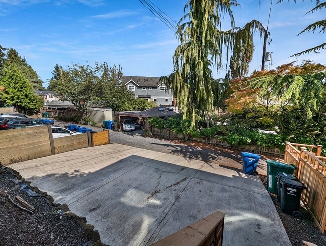Building Photo - Discover Your Dream Home in a Quiet Seattle Oasis!